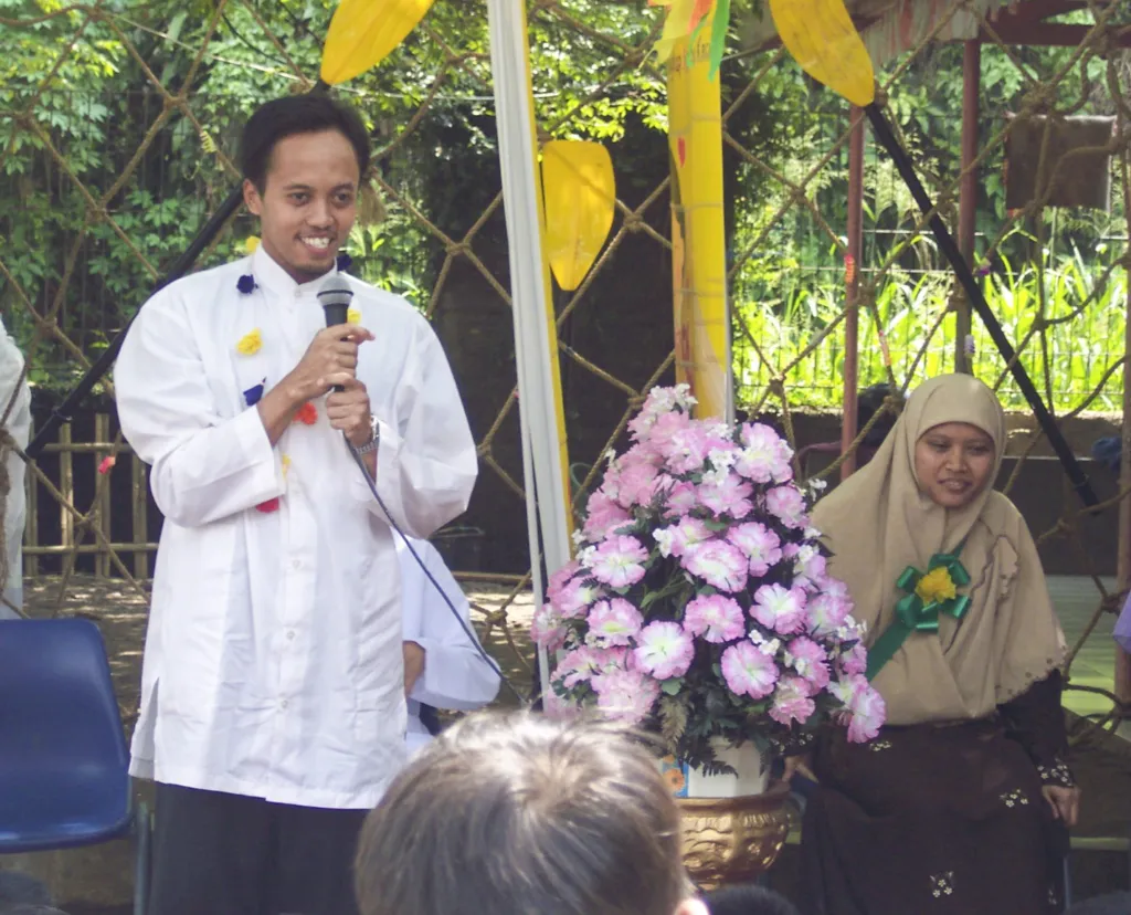 Pasangan Eko Agung Cahyono dan Lia Septiani (saat itu sesama guru SDIT Insantama Bogor) dalam acara tasyakuran yang saat ini disebut Ngunduh Mantu-Cucu, 2005.