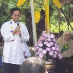 Pasangan Eko Agung Cahyono dan Lia Septiani (saat itu sesama guru SDIT Insantama Bogor) dalam acara tasyakuran yang saat ini disebut Ngunduh Mantu-Cucu, 2005.
