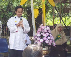 Pasangan Eko Agung Cahyono dan Lia Septiani (saat itu sesama guru SDIT Insantama Bogor) dalam acara tasyakuran yang saat ini disebut Ngunduh Mantu-Cucu, 2005.