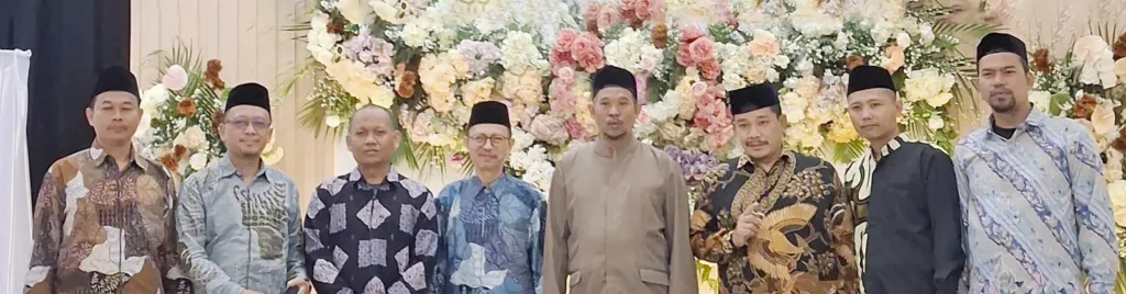 Pengurus Yayasan SIT Insantama Leuwiliang, dari kiri ke kanan: Odih Suryadi, Anang Haryanto, Sarwoto, Dr.Ir. Rusdiono, M.Pd, ir. Ahmad Soim, Edi Sukmayadi, AMd, Busaid SP, M.Si, Saeful Anwar, SE., dan Nur Cholifah SPd.I (tidak ada dalam foto)